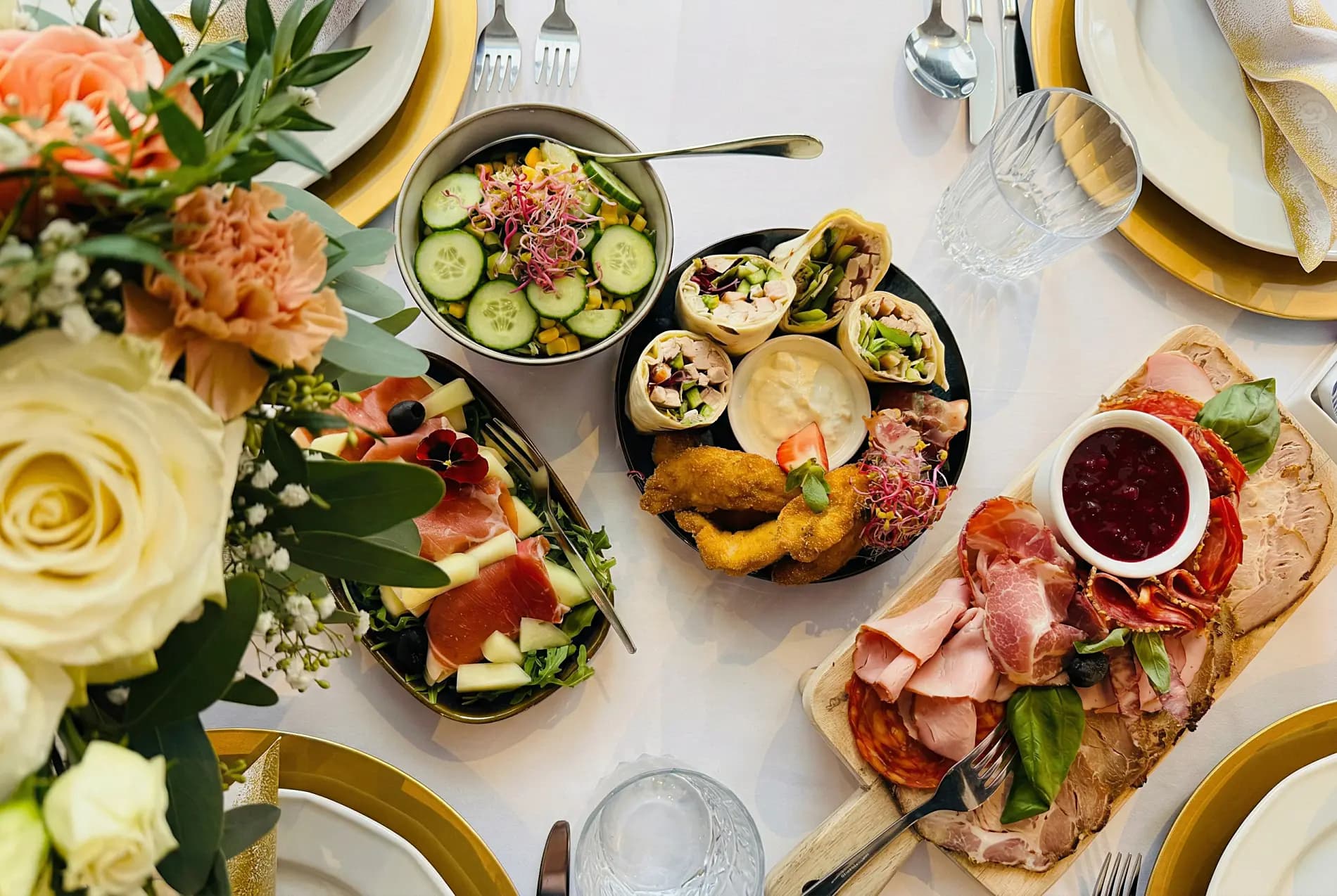 Dania z góry — sałatki i kwiaty