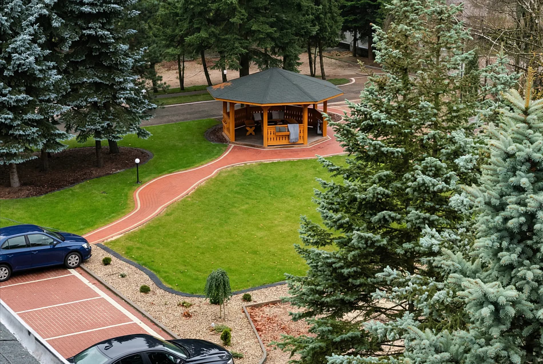 Widok z lotu ptaka na altanę w parku