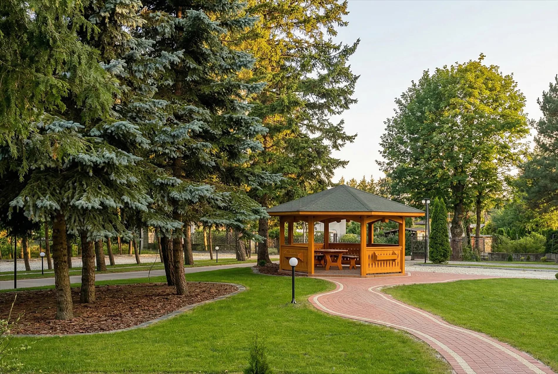 3-hektarowy park z altaną otaczający Centrum — zadbana zieleń i alejki spacerowe