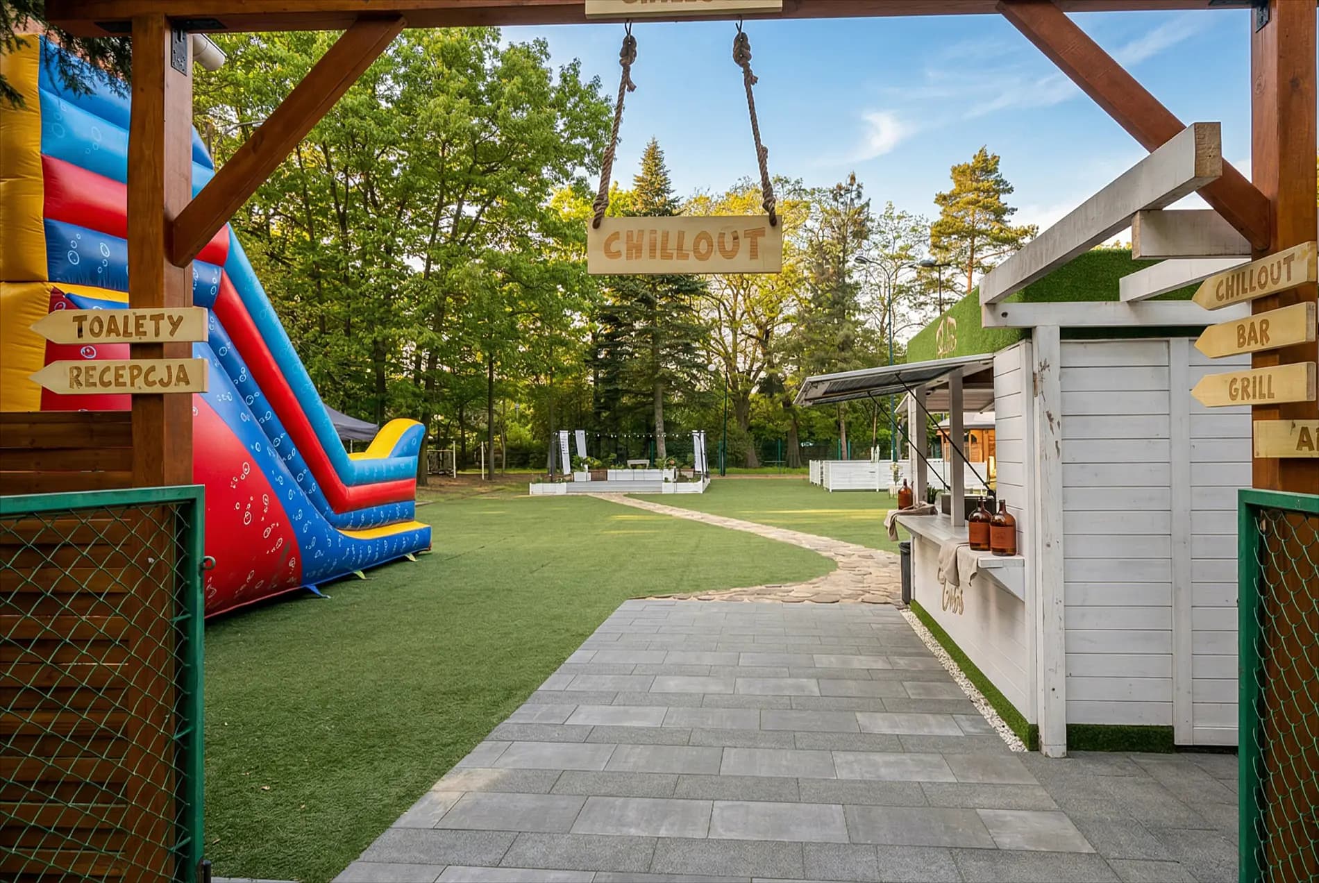 Strefa chillout z dmuchanym zamkiem