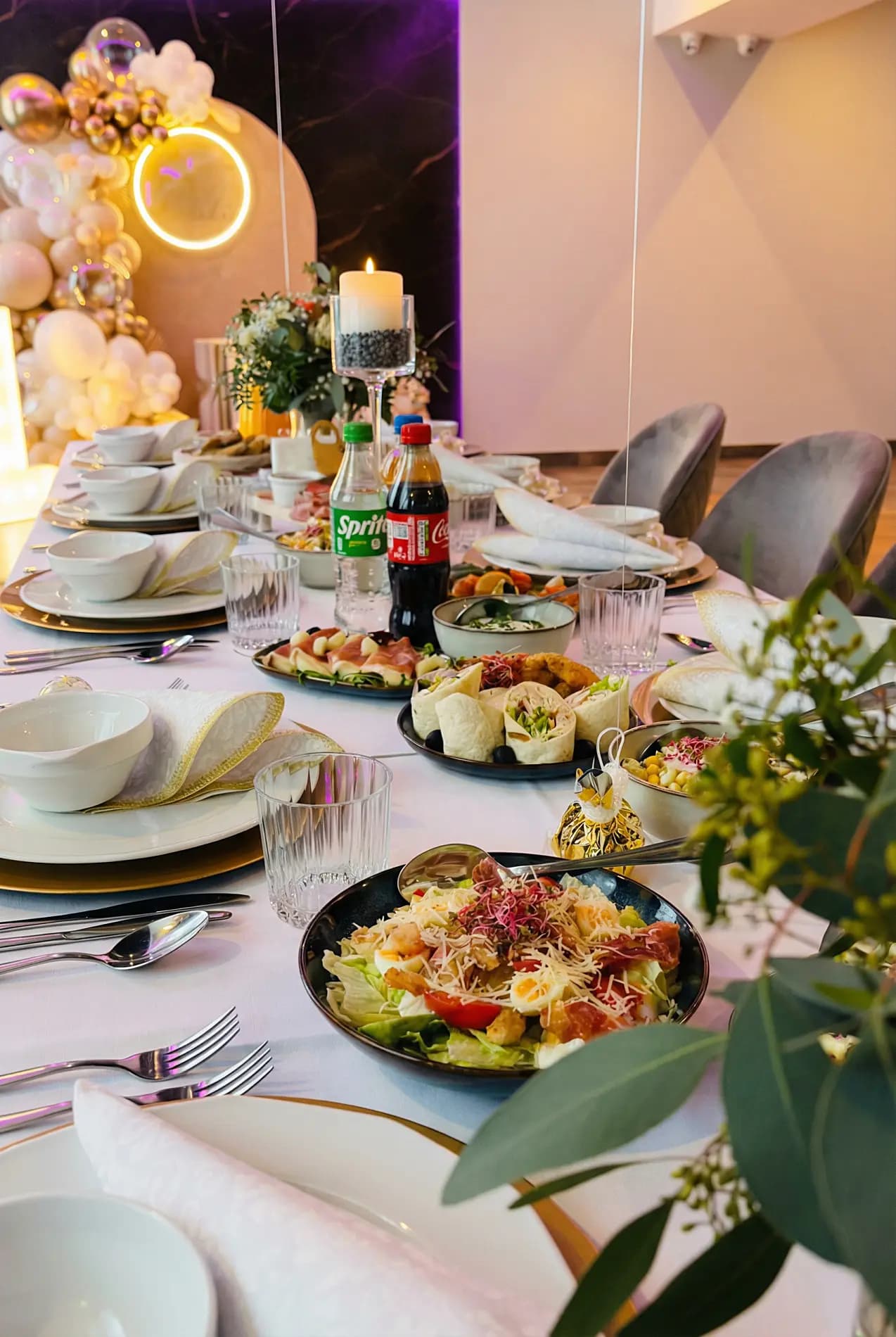 Stół z potrawami i balonami