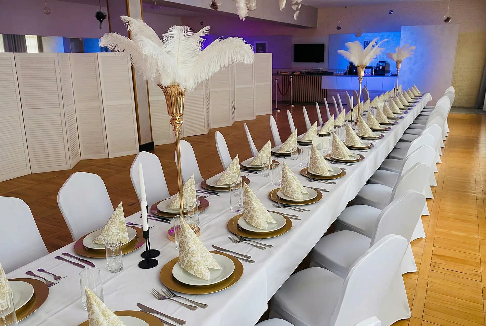 Sala z długim stołem i piórami