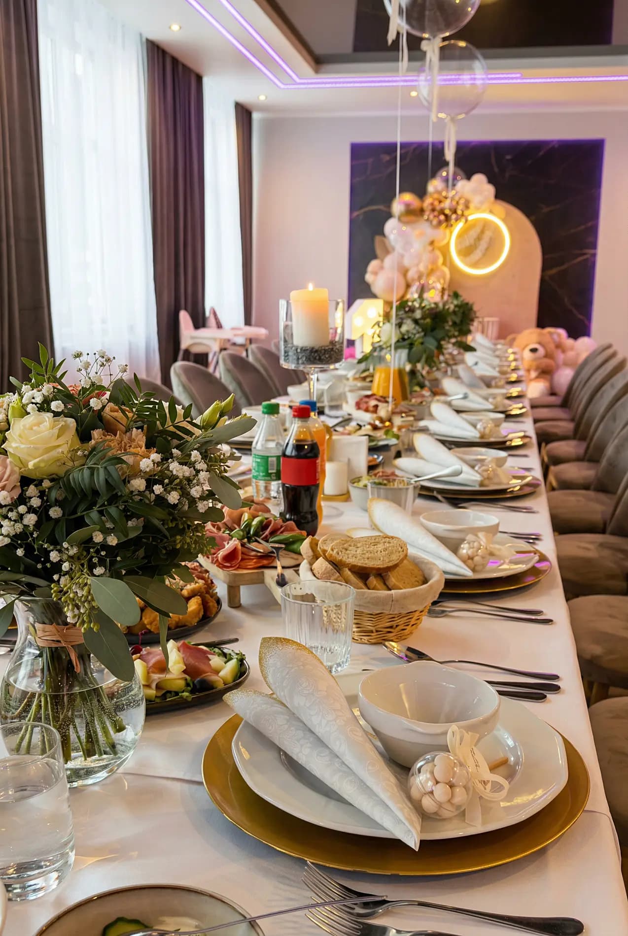 Kameralny stół z kwiatami