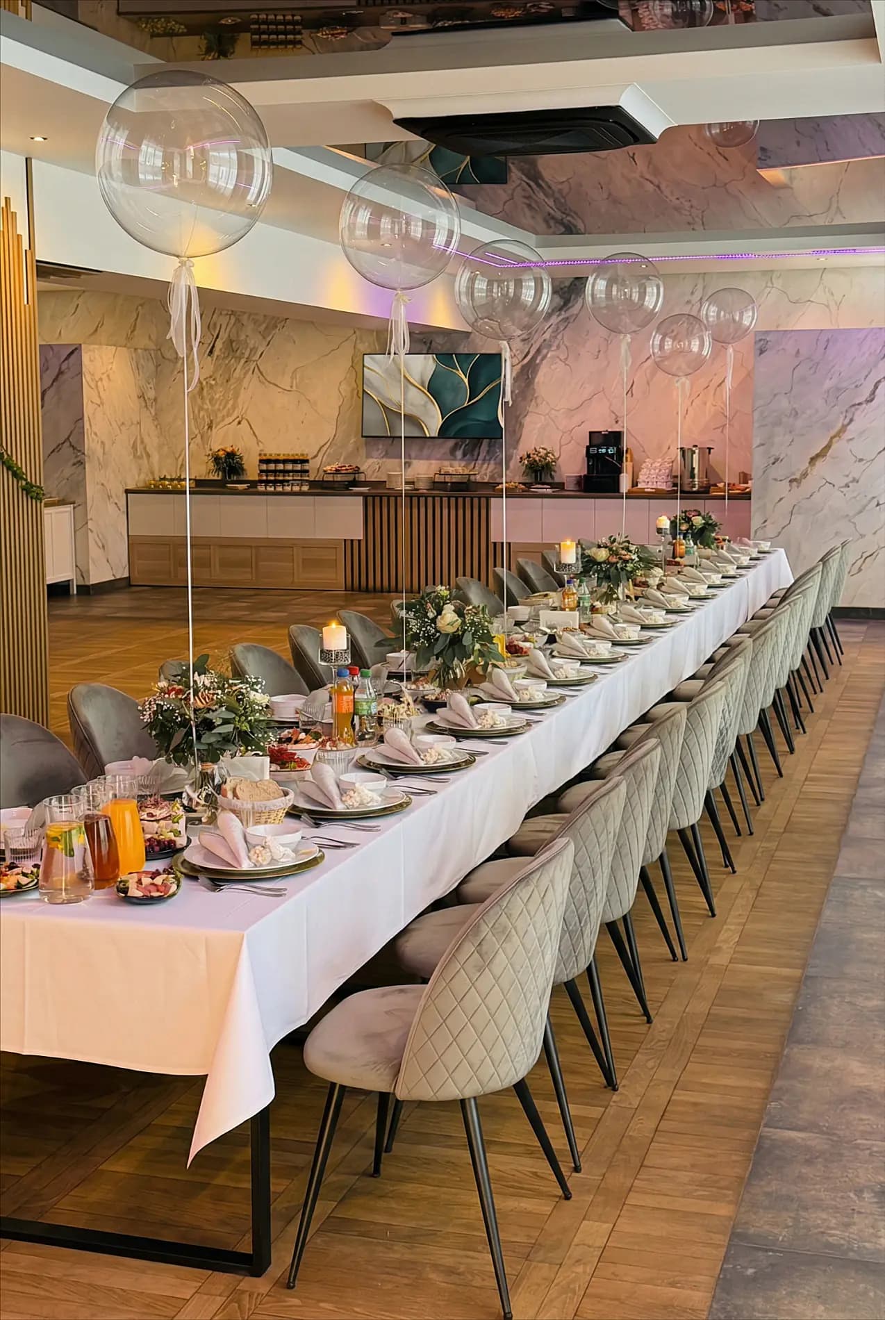 Sala z balonami i marmurowym tłem