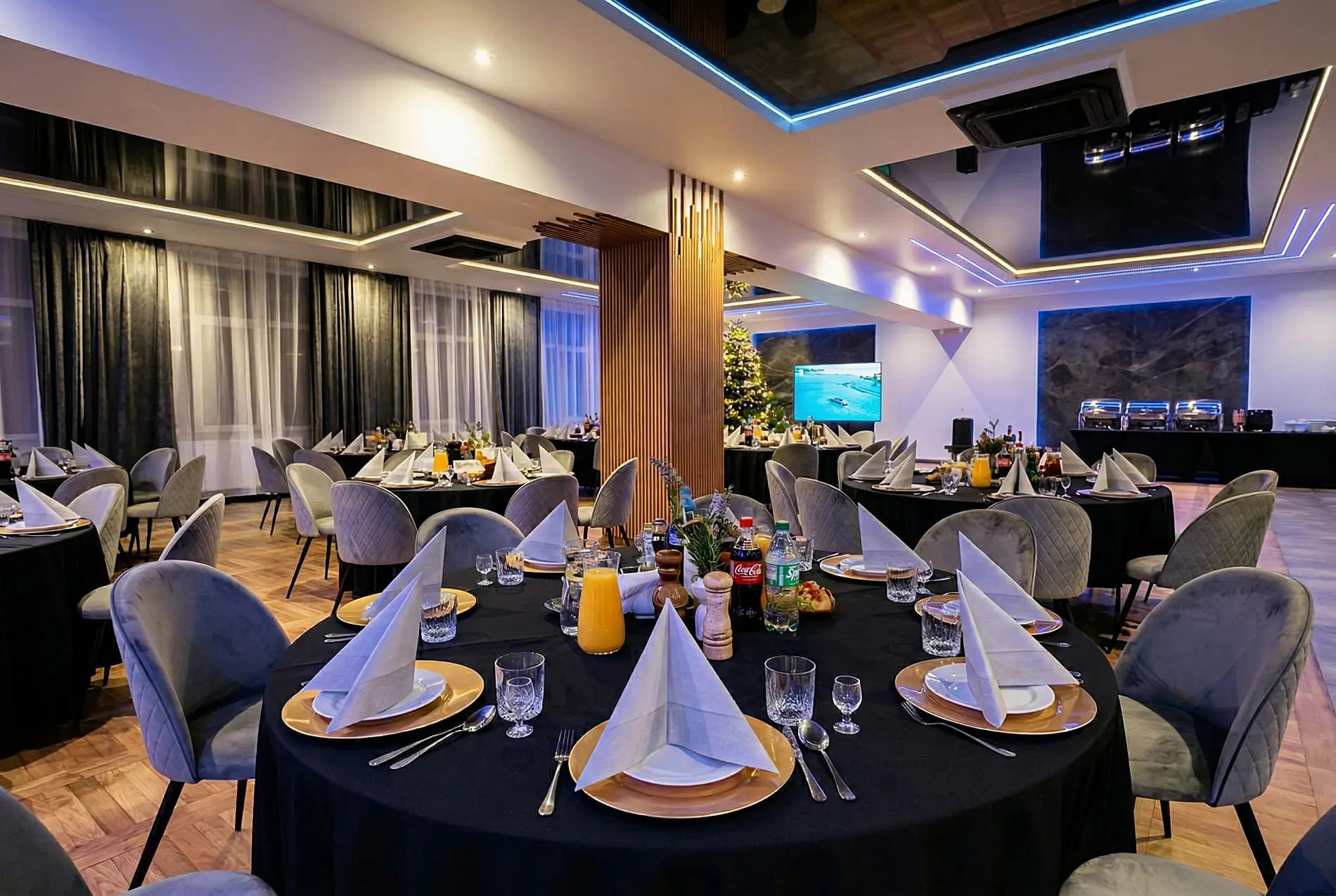 Sala główna Centrum Szkoleniowo-Konferencyjnego — eleganckie stoły z dekoracjami i nowoczesne oświetlenie