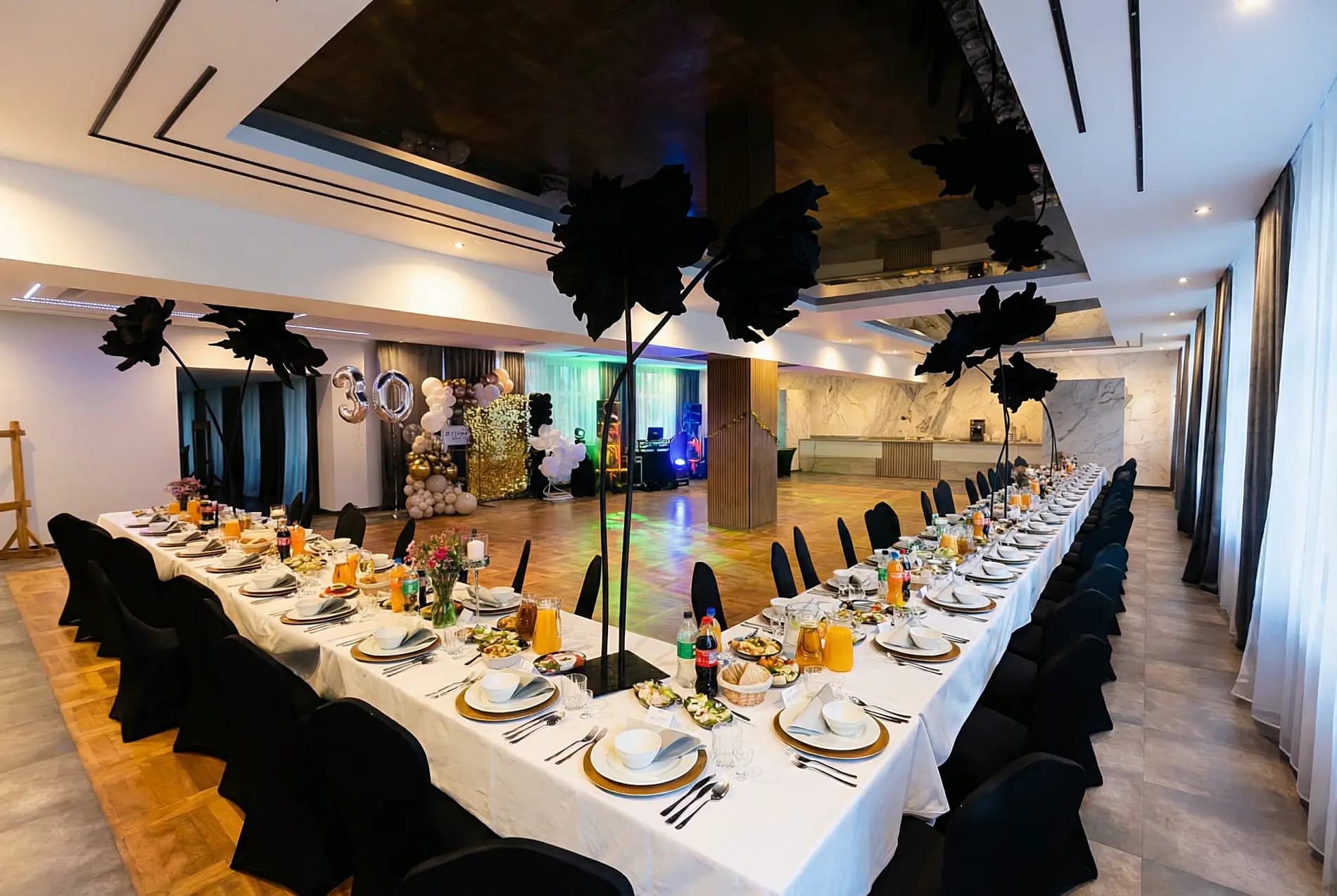 Sala główna Centrum Konferencyjnego — eleganckie stoły bankietowe z dekoracjami, oświetlenie sceniczne i ekrany multimedialne